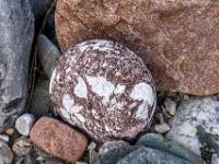 Steinkugel in rotbraun und weiß